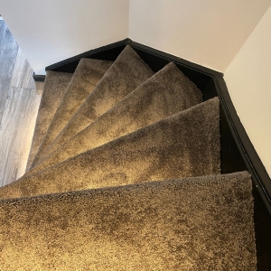 Trap met tapijt stofferen incl. verlichting