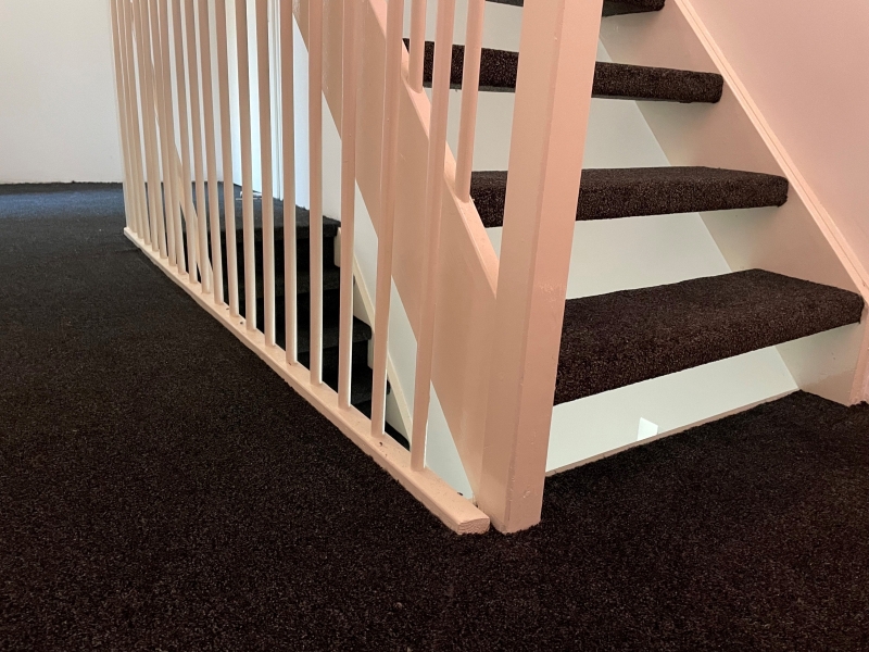 Trap bekleden met tapijt in Alblasserdam