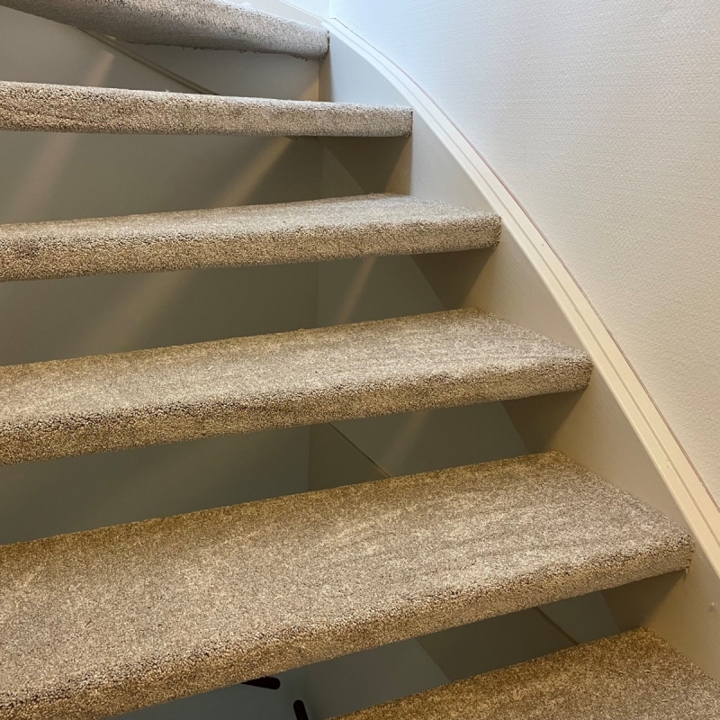 Trap bekleden met tapijt in Schiedam