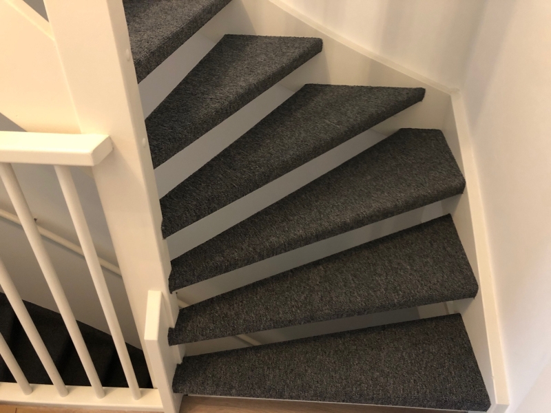 Trap bekleden met tapijt in Voorburg