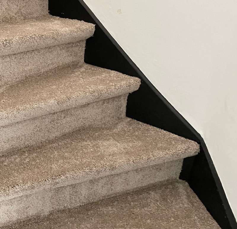 Trap bekleden met tapijt in Bergschenhoek