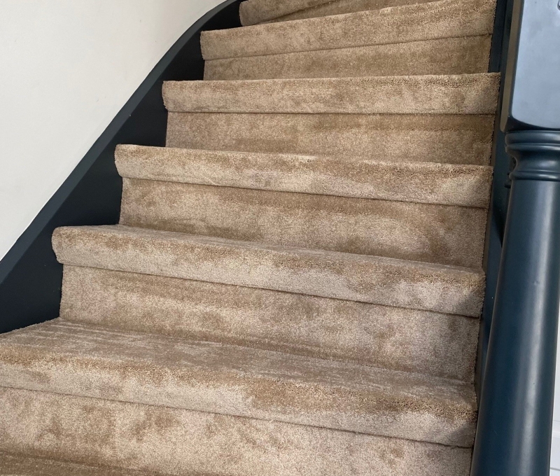 Trap bekleden met tapijt Houten