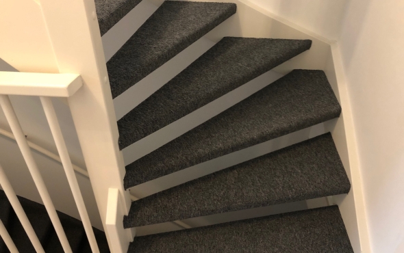 Trap bekleden met tapijt in Delft