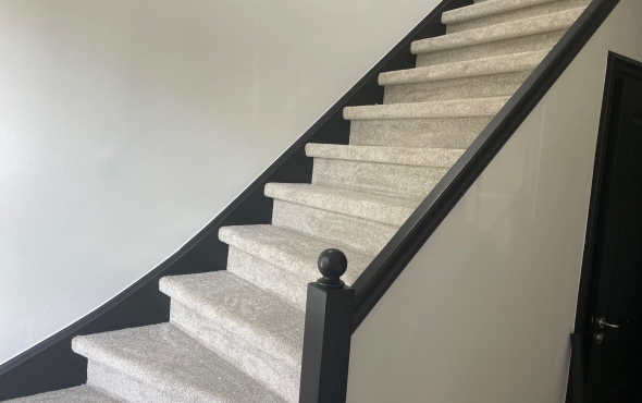 Trap bekleden met tapijt in Rozenburg