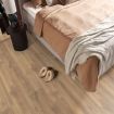 Laminaat Eiken Donker brede plank 02422 inclusief ondervloer plinten gratis gelegd