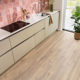 Laminaat Eiken Donker brede plank 02422 inclusief ondervloer plinten gratis gelegd