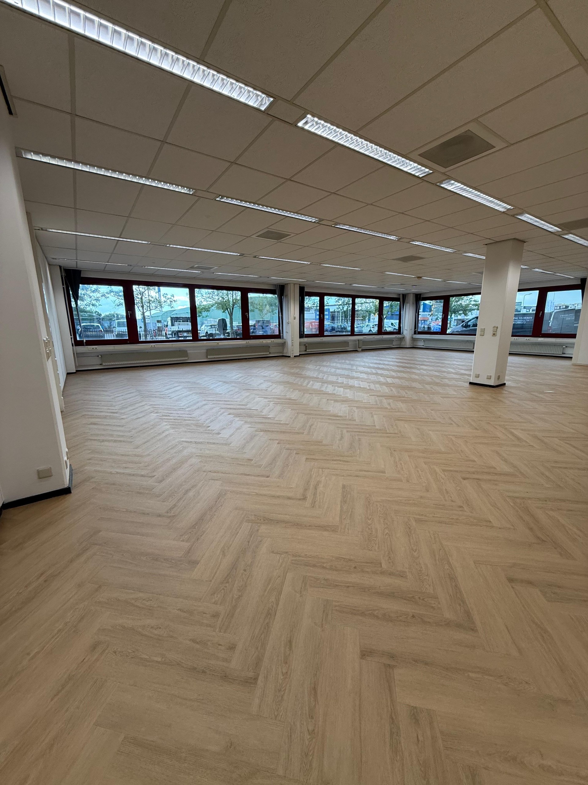 PVC vloer leggen bedrijfspand in Rotterdam - ART Woninginrichting