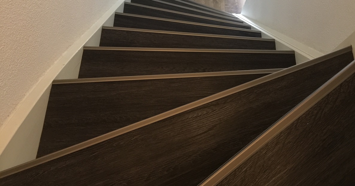 Traprenovatie pvc - Trap bekleden met pvc - ART Woninginrichting