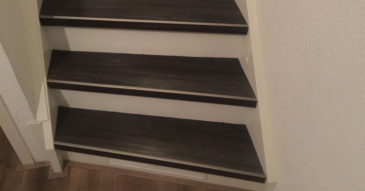 Trap bekleden met pvc afgewerkt met profiel- ART Woninginrichting